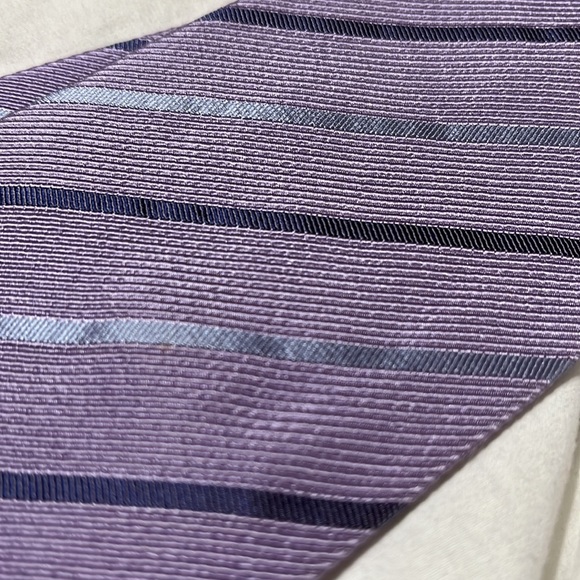 Giorgio Armani silk tie. GREAT condition and made in Italy. - Picture 4 of 4